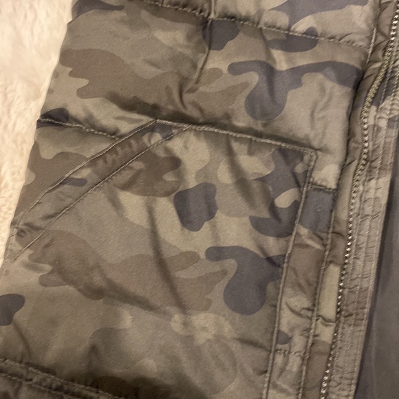 Camo Puffer Vest - Picture 5 of 5